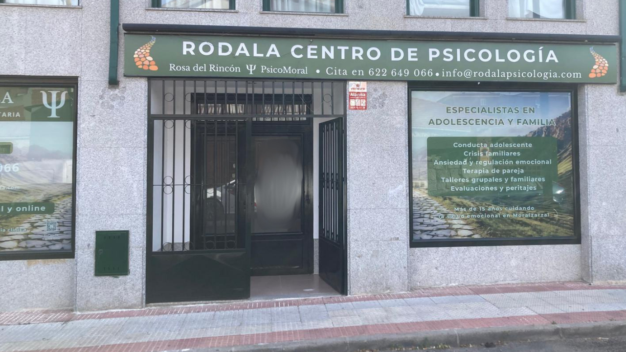 Fachada de Rodala Psicología, centro de psicología en Moralzarzal