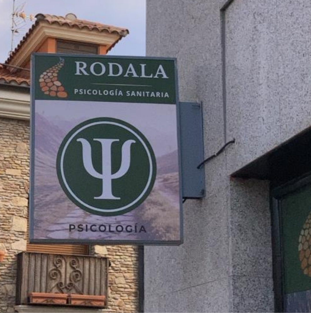 Rótulo de Rodala Psicología, centro de psicología en Moralzarzal